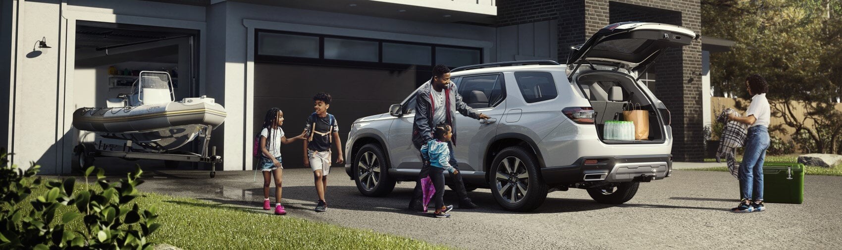 Family loading up into a Honda Pilot SUV